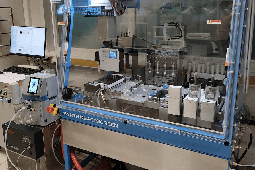 IA La plateforme Iktos Robotic a été imaginée pour accélérer la synthèse de molécules imaginées in silico.