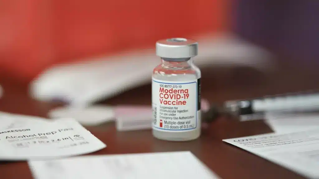 Bronchiolite : le vaccin Moderna pour les plus de 60 ans approuvé par l'UE 1 Le mRESVIA de Moderna contre la bronchiolite est le premier vaccin à ARN messager approuvé par l'UE après celui contre le Covid-19. (Photo Cooper Neill/NYT-Redux-REA)